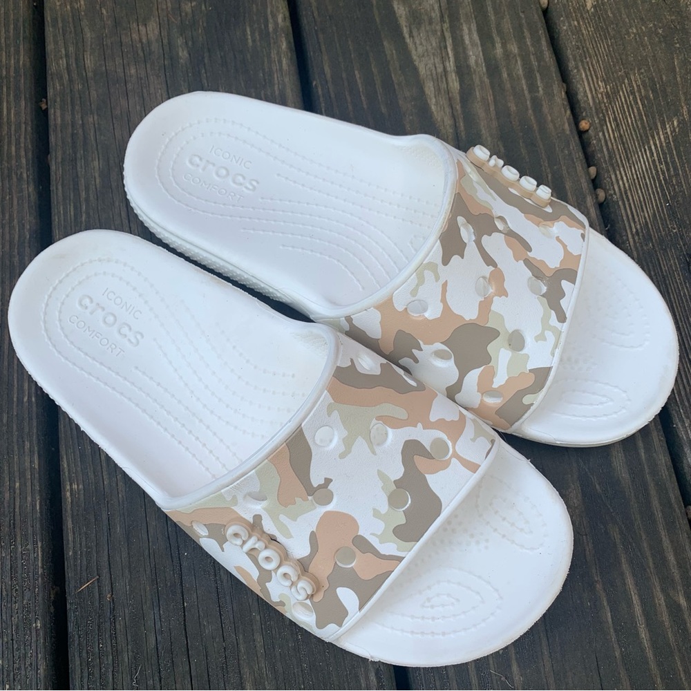 Classic Crocs slides in white and brown camouflage- M7/W9